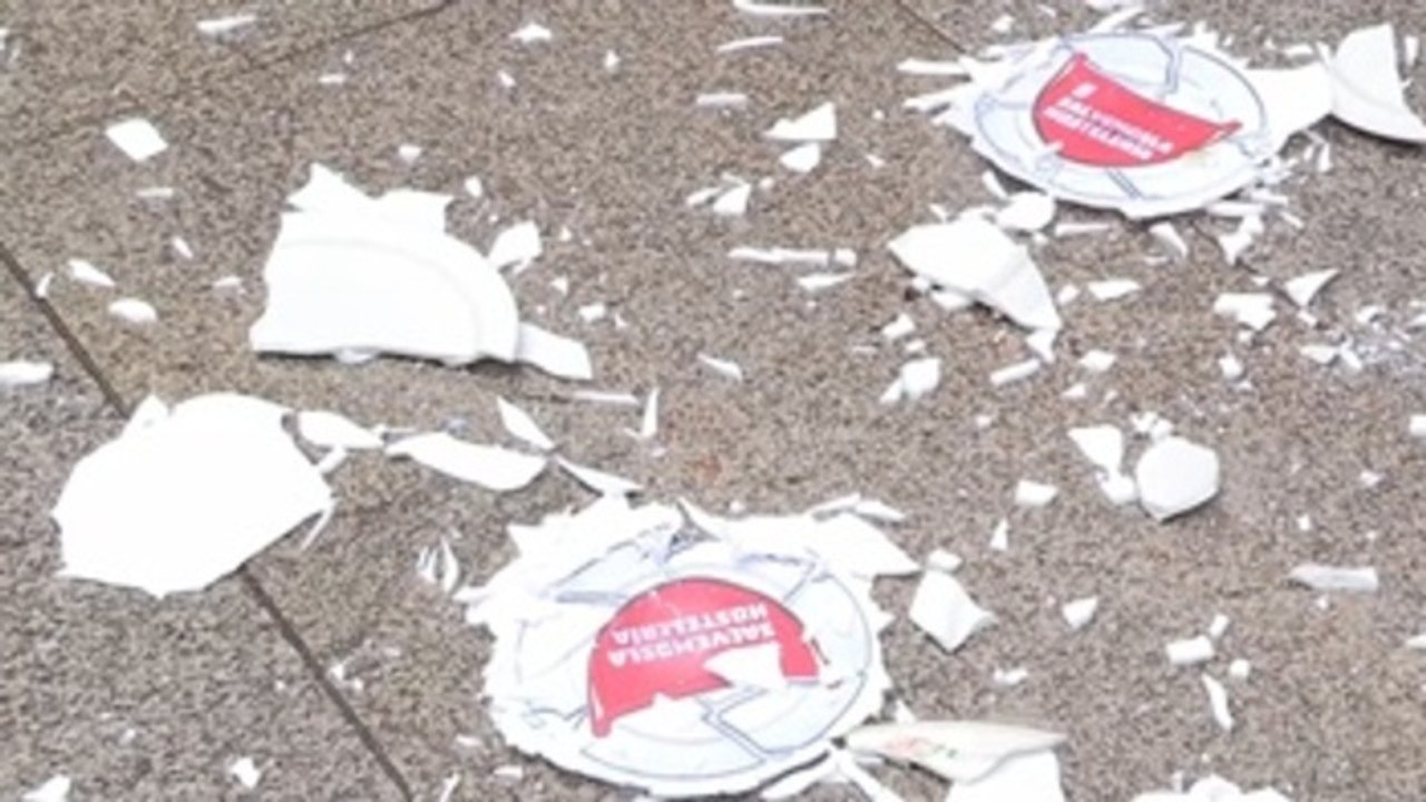 La hosteleros, "hartos de pagar los platos rotos"