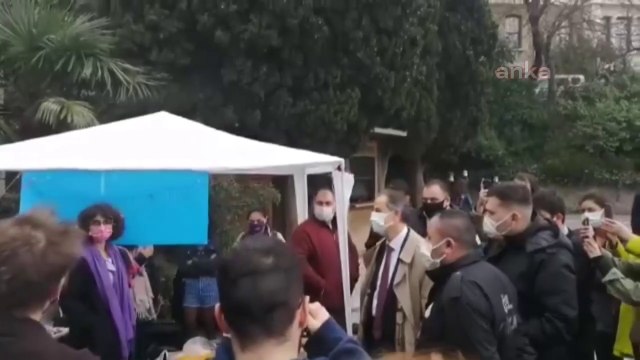 Boğaziçili öğrenciler rektör yardımcısı Prof. Dr. Mehmet Naci İnci'yi yuhaladı