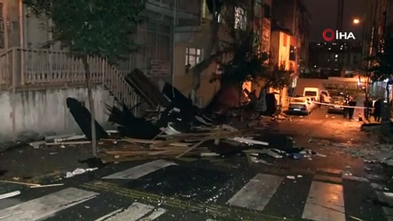 Bağcılar'da uçan çatı evlerin içine girdi: 1 yaralı