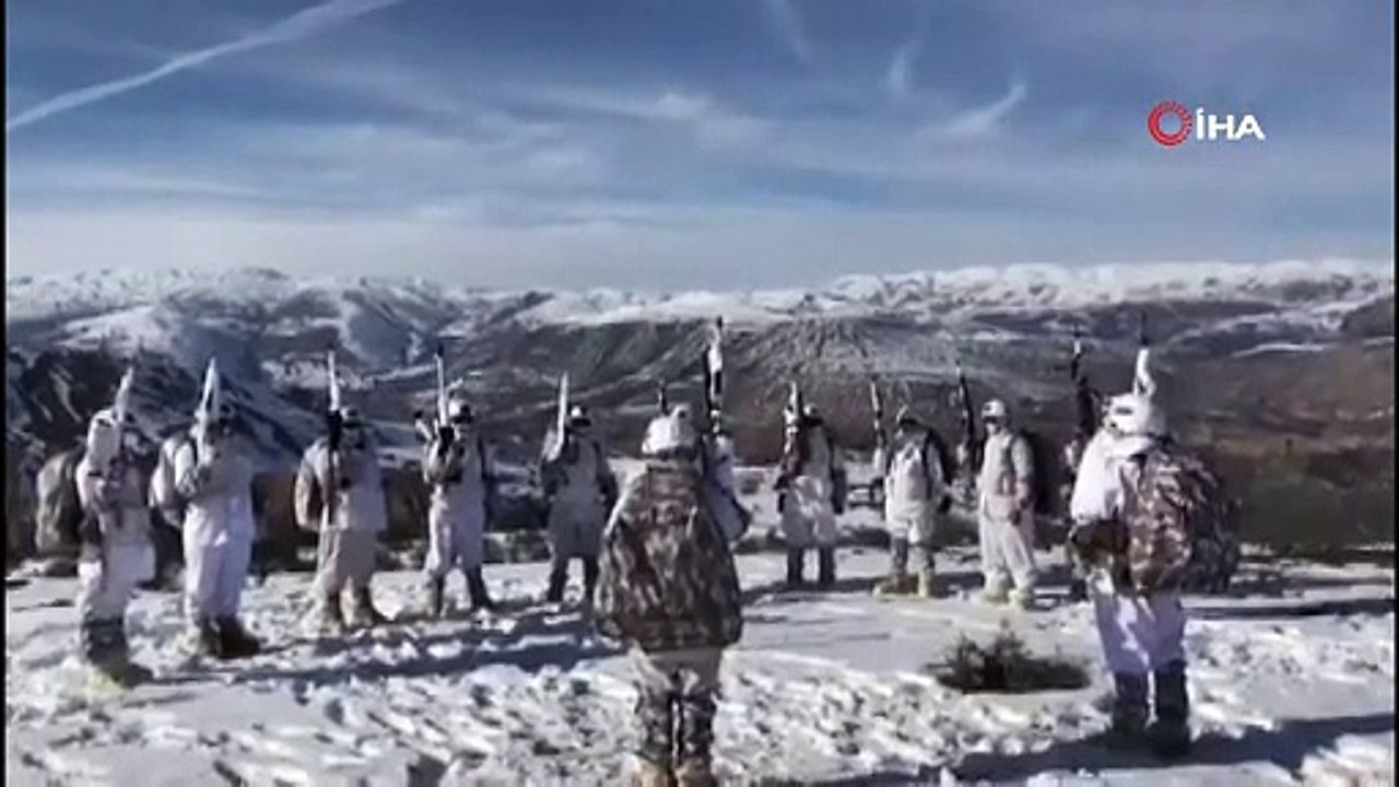Operasyondaki Mehmetçik'ten karlı dağlarda Komando Marşı