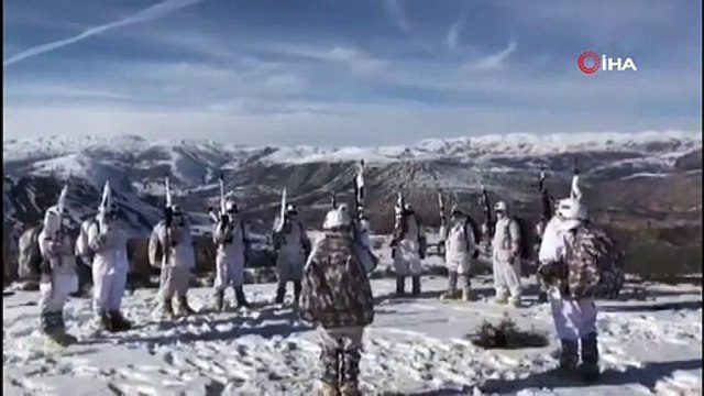 Operasyondaki Mehmetçik'ten karlı dağlarda Komando Marşı