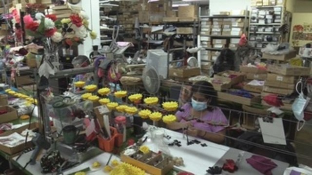 Las flores de tela, un arte en peligro de extinción en Nueva York