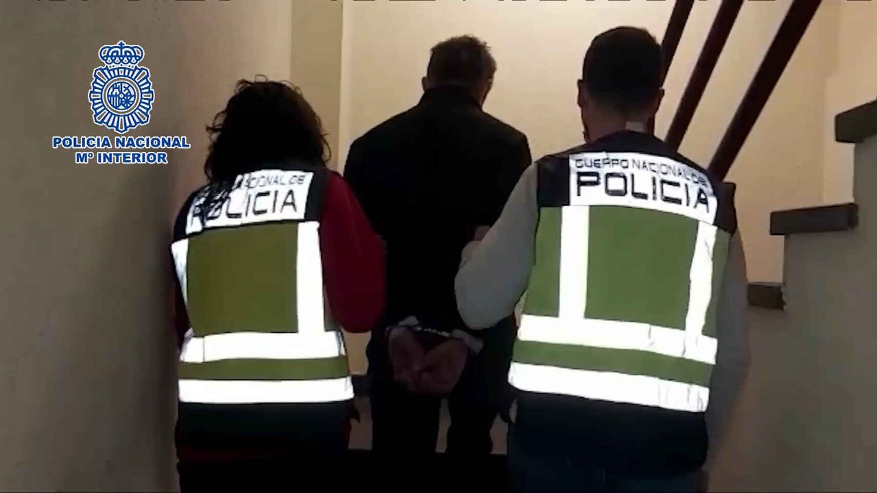 Agentes de la Policía Nacional durante la detención de los encargados de la residencia por estafar a ancianos.