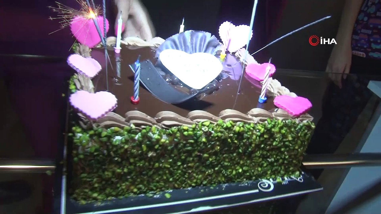 Şebnem Schaefer’a çekim sırasında sürpriz doğum günü