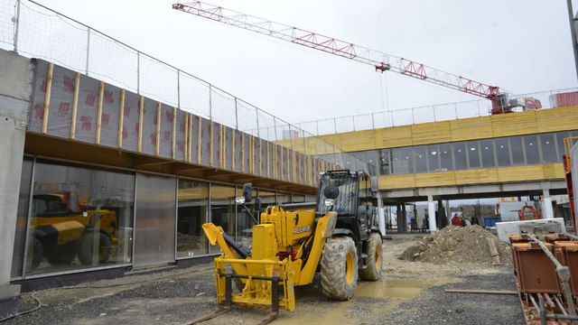Chantier du 35e collège à Vouneuil-sous-Biard : pose de l'ossature et du bardage en bois