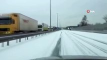 - Ukrayna'da yoğun kar yağışı nedeniyle bine yakın tır yolda mahsur kaldı