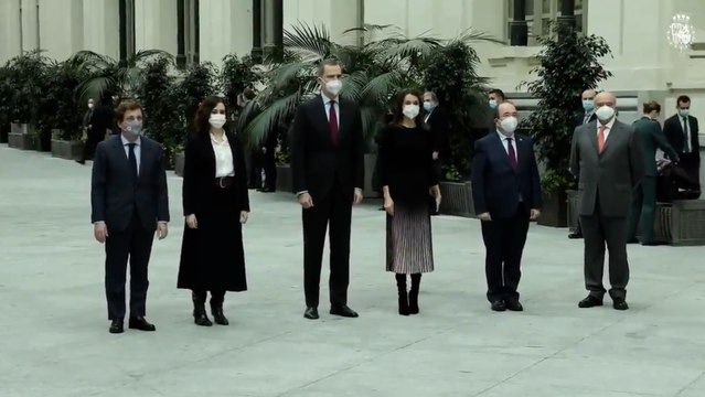 La Reina Letizia recupera su elegante falda efecto 'fit'