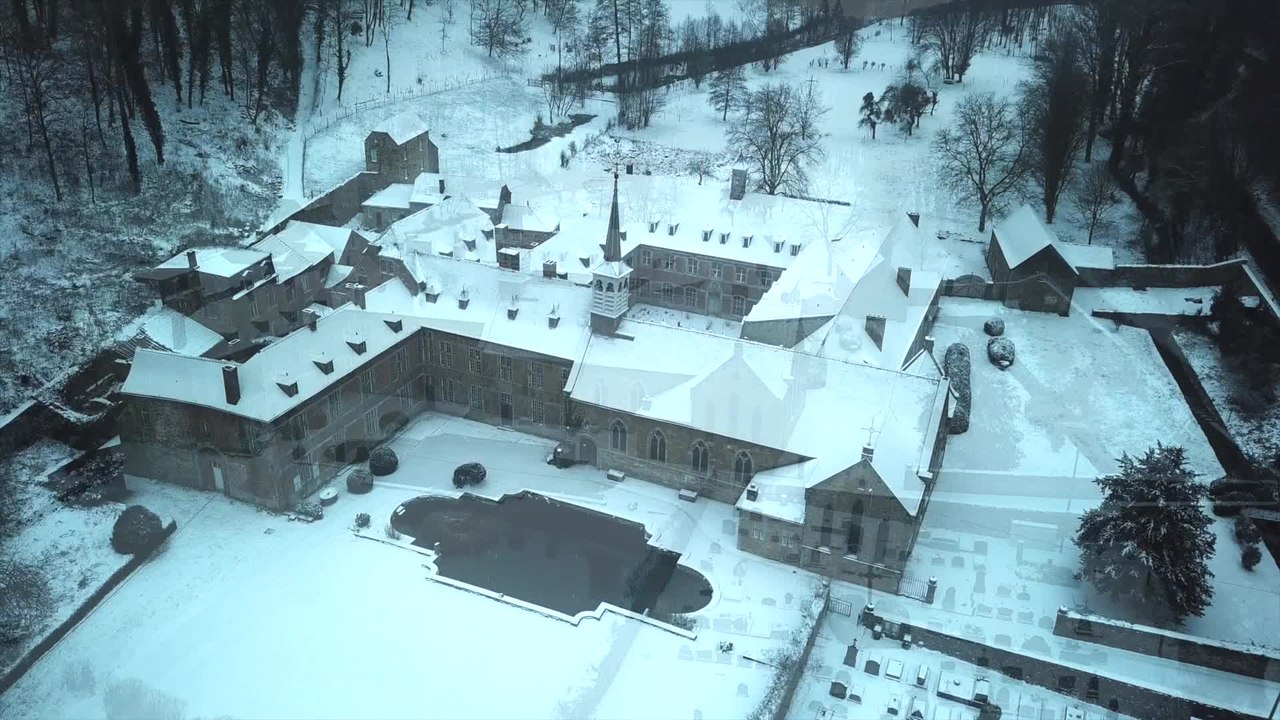L' Abbaye de Marche les Dames sous la neige