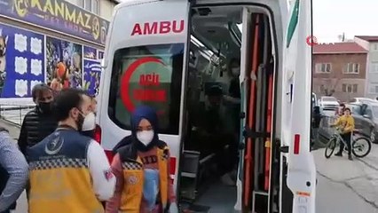 Kafa kafaya çarpışan araçlardan biri yayaların üzerine savruldu; yaşananlar kameraya böyle yansıdı