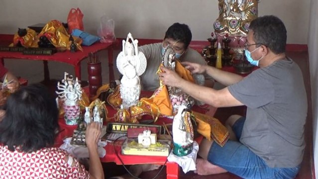 Melihat Tradisi Pembersihan Patung Dewa Jelang Perayaan Imlek
