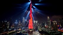 برج خليفة يضيء باللون الأحمر احتفالا بوصول مسبار 