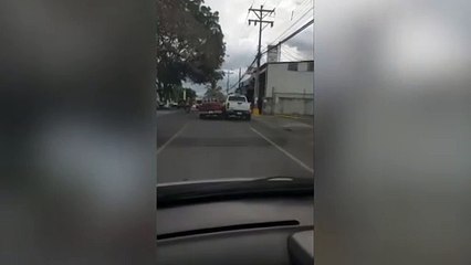 Video: hombres chocan su carro entre sí y uno habría apuñalado al otro en Alajuela