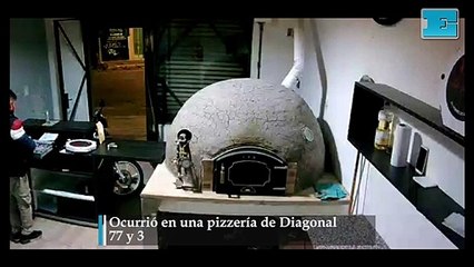 Un desagradecido - pidió si le daban algo de comer y luego los asaltó