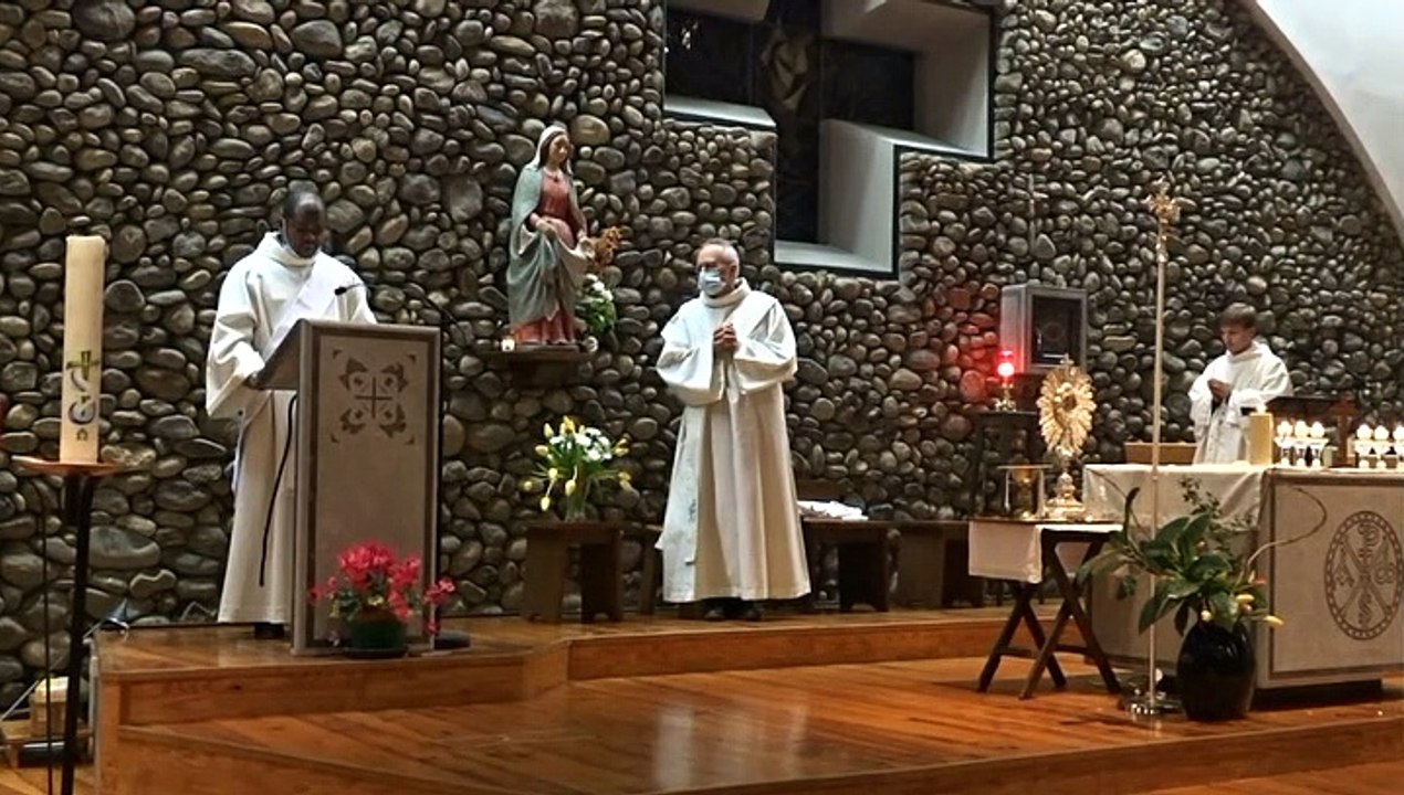 Adoration animée par les étudiants - Présentation et messe
