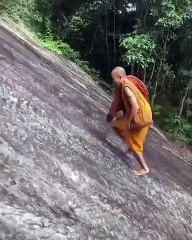 Monge deixa alpinista de boca aberta ao passar por ele... a pé e descalço!