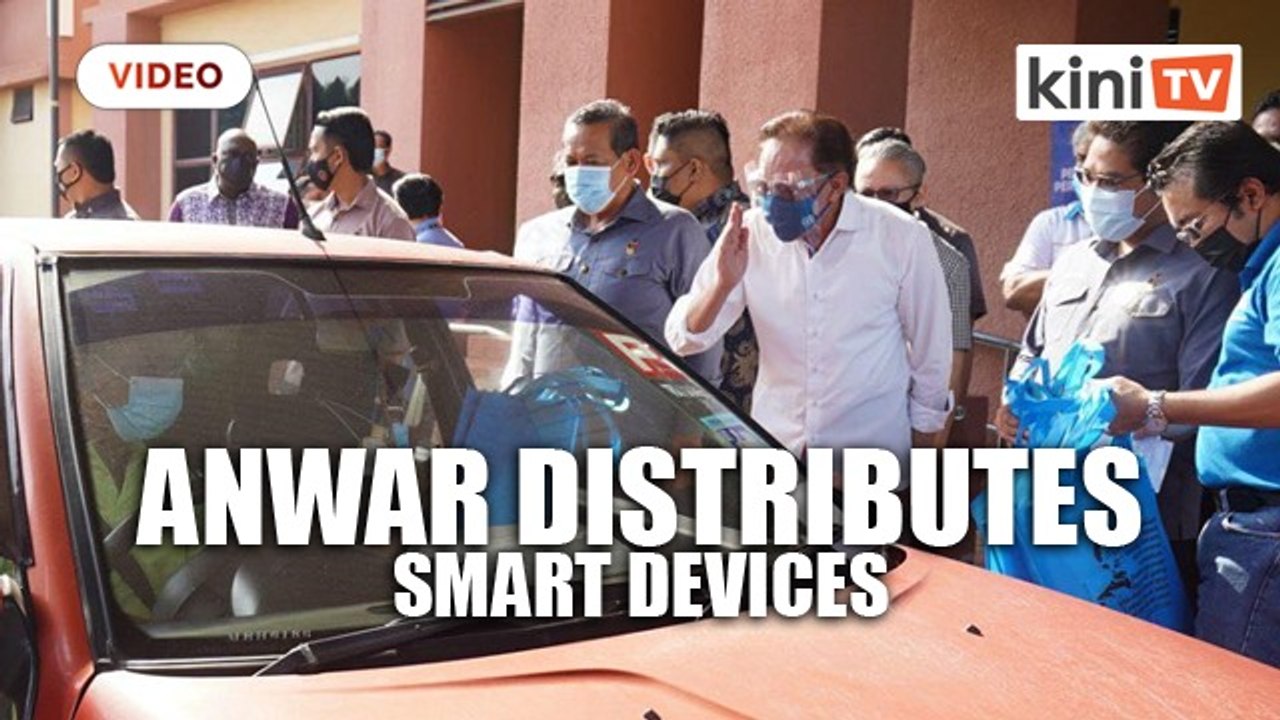 Wearing mask and face shield, Anwar distributes 1,000 smart devices in Port Dickson