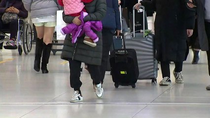 귀성·여행객 북적이는 김포공항...설 연휴 포근, 미세먼지↑ / YTN