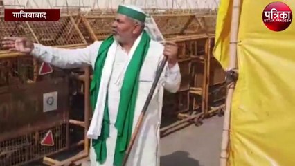 गाजीपुर बॉर्डर पर राकेश टिकैत ने झाड़ू लगाकर की सफाई