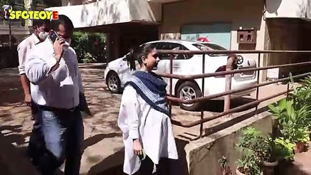 A Visibly Upset Kareena Kapoor Khan Is Spotted With Sister Karisma And Mum Babita