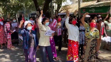 Los manifestantes birmanos resisten la coacción militar