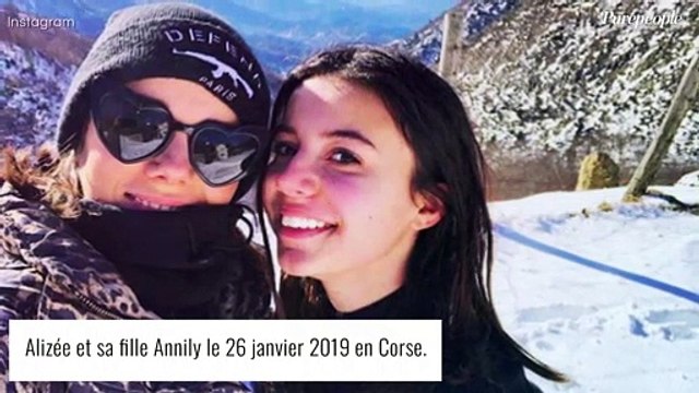 Annily Chatelain amoureuse : la fille d'Alizée partage de tendres baisers glacés avec son chéri