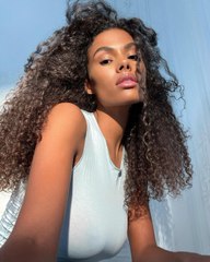 Tina Kunakey attire le regard de Vincent Cassel avec son petit haut blanc !