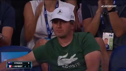Kyrgios a perdu le 1er set, sa raquette n'y a pas résisté