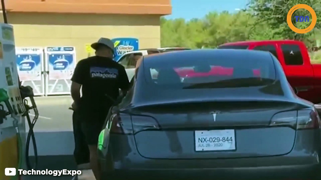Il met des longues minutes à chercher où mettre de l'essence dans sa Tesla avant de se rendre compte de son erreur