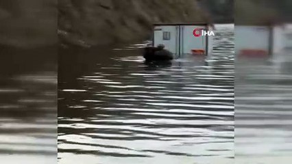 Baraj sularının ortasında kalan sürücüyü güvenlik korucuları kurtardı