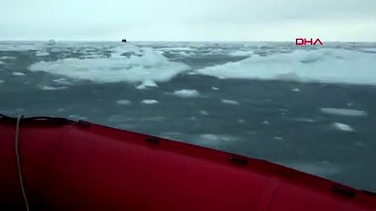 Rusya'da buz kütlesi üzerinde mahsur kalan balıkçılar 3.5 saatte kurtarıldı