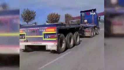 Demir yüklü kamyonun tehlikeli yolculuğu kamerada