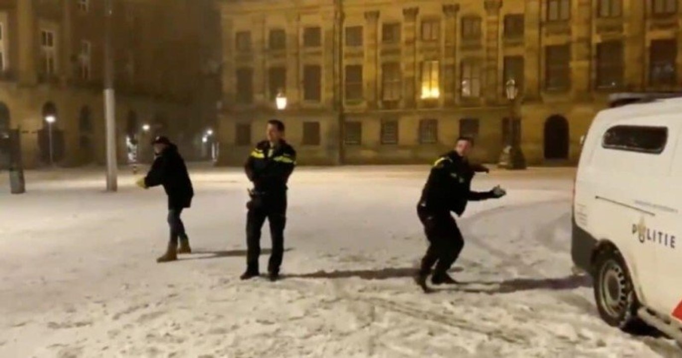 À Amsterdam, les riverains et la police ont participé à une grande bataille de boules de neige