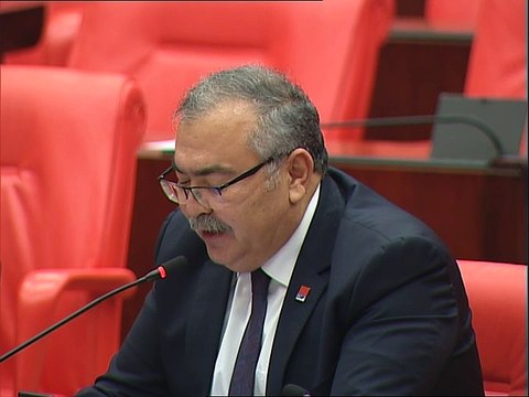 Son yıllarda sayıları kontrolsüz bir şekilde artan Mimarlık bölümleri niteliksiz eğitimine neden olmakta ve gençlerimizi işsizliğe sürüklemektedir. İşsizliğin çözümü için mimarların kamu kurumlarında istihdamı sağlanmalı, kamu kurumlarındaki mimar sayısı
