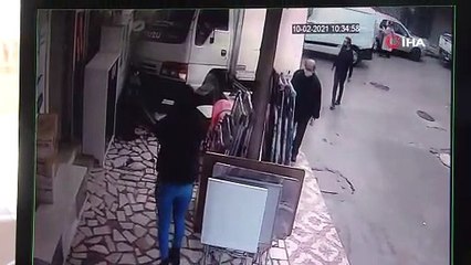 İzmir'de ölümün teğet geçtiği an kamerada