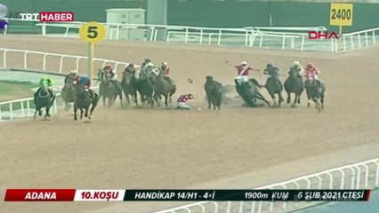 Dili boğazına kaçan jokey arkadaşını böyle kurtardı