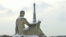 Los parisinos disfrutan de una ciudad nevada