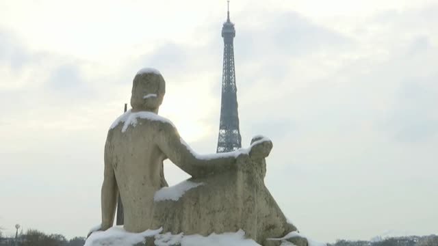 Los parisinos disfrutan de una ciudad nevada