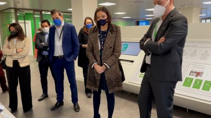 Maroto visita los centros de innovación de Schneider Electric