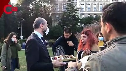 Melih Bulu'nun arkadaşı olarak tanıtan kişi öğrencilere çikolata vermeye çalıştı