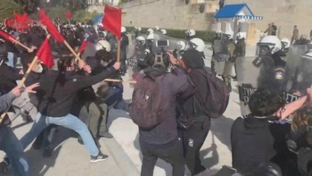 Miles de estudiantes griegos protestan contra la nueva ley universitaria