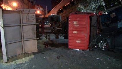 İnşaata kum döken kamyon yola devrildi