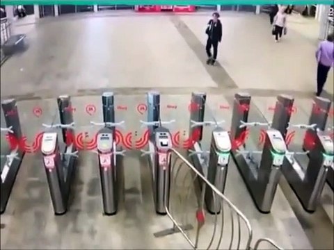 Un homme en colère prend le métro façon gros dur