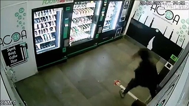 Voilà comment on prend une canette au distributeur quand on n'a pas d'argent...