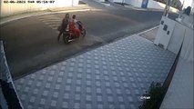 A peine déposée par son copain, elle se fait braquer dans la rue (Brésil)
