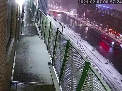Ce conducteur part en dérapage à cause du verglas et termine dans une rivière !