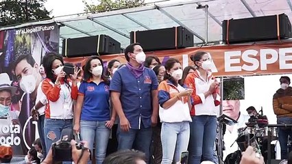 Ni su títere ni su boleto de regreso: Correa realza a su victorioso delfín en Ecuador