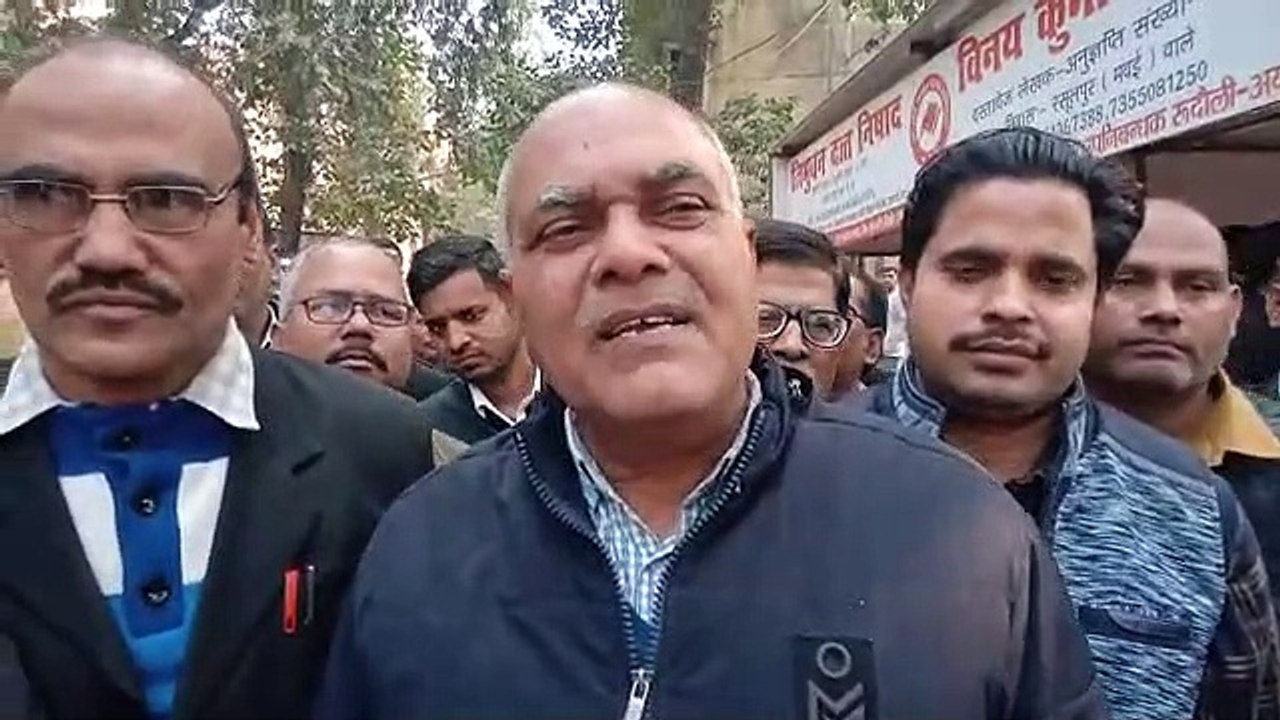 अधिवक्ताओं ने रुदौली तहसील दार पर लगाए गंभीर आर...