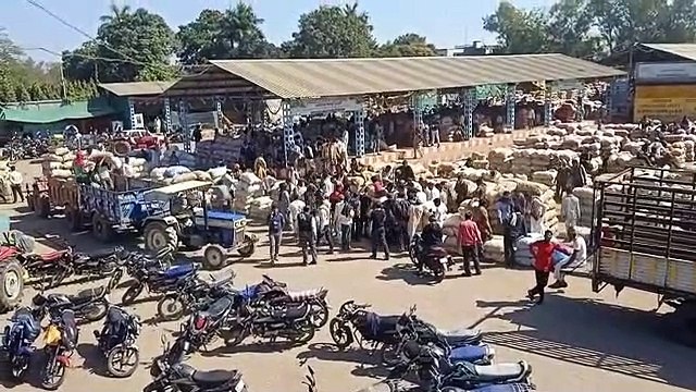 थोक फल सब्जी मंडी में प्याज की बड़ी मात्रा में आवक