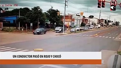 un conductor pasó en rojo y chocó