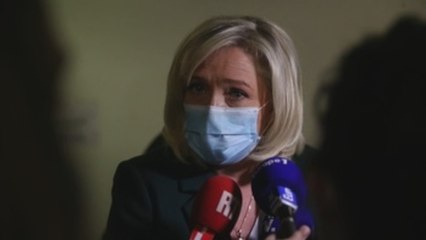 Marine Le Pen, juzgada por difundir imágenes del Dáesh